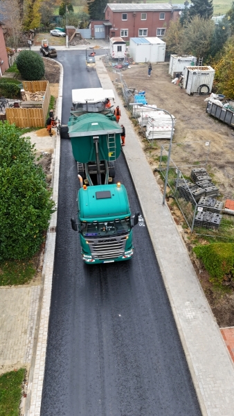 LKW liefert Material