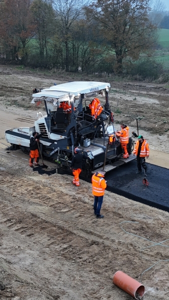 Arbeiten an der Straße mit großer Maschine
