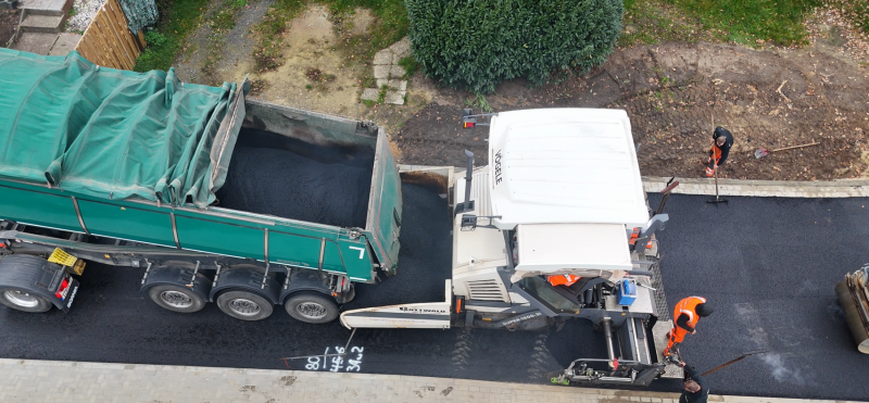 LKW liefert der Asphalt